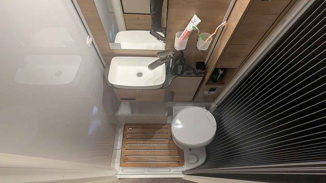 Toilette und Waschbecken
