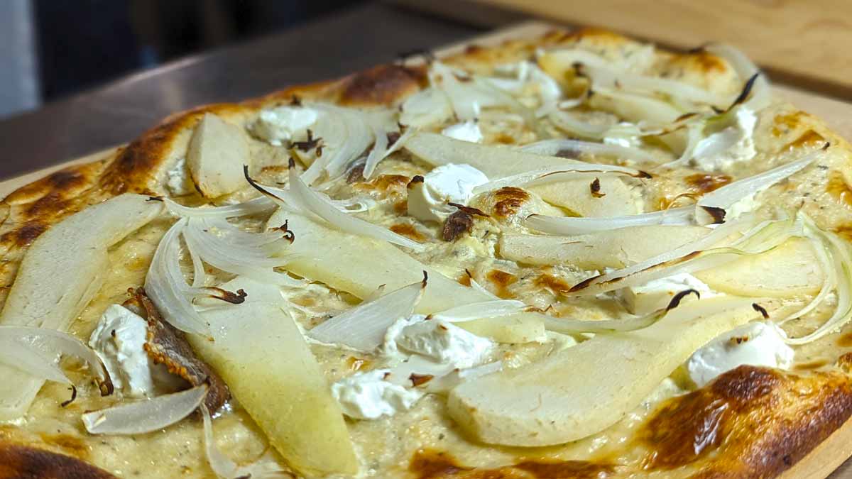 Flammkuchen mit Birnen