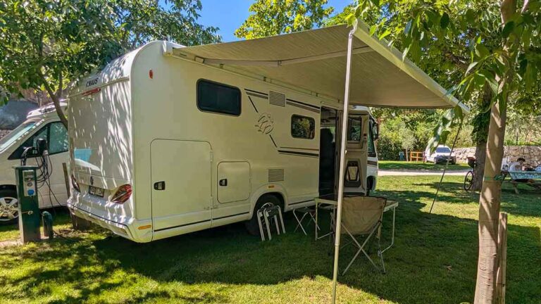 Wohnmobil auf Campingplatz