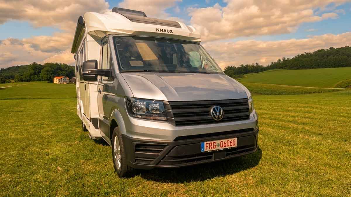 Wohnmobil auf Wiese