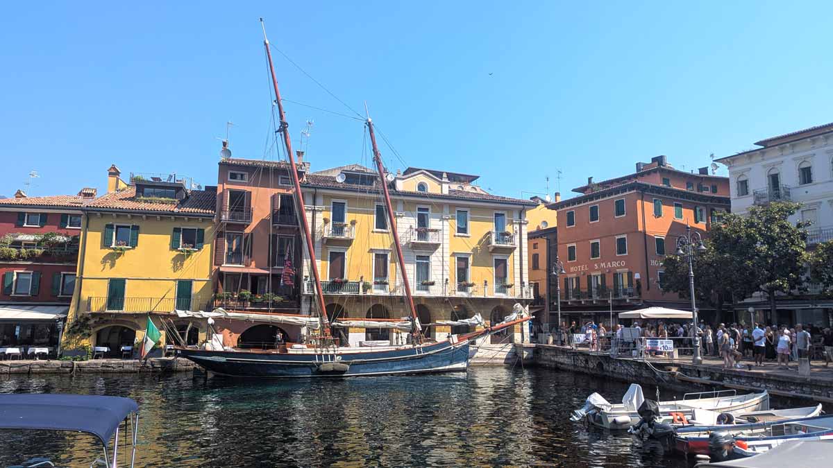 Palazzo am Hafen mit Segelschiff