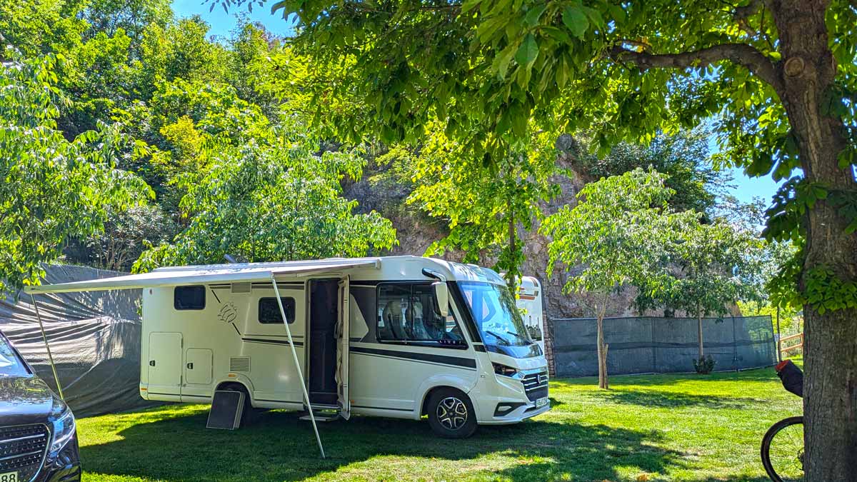 Wohnmobil auf Campingplatz