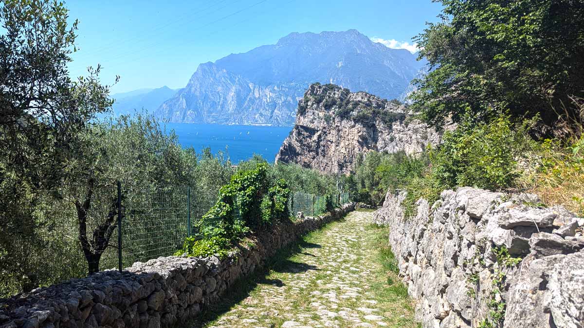 Via Santa Lucia in Nago, nördlicher Gardasee