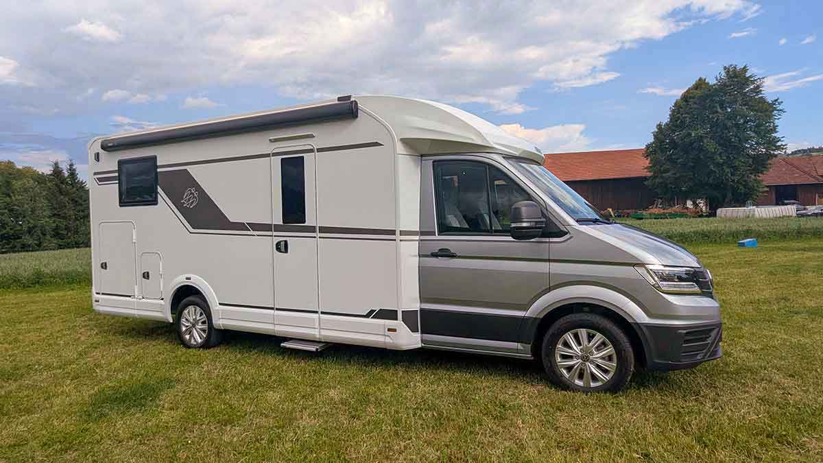 Knaus Sky TI 700 DEG auf Wiese