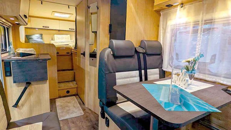 Interieur im Sunlight V67 S