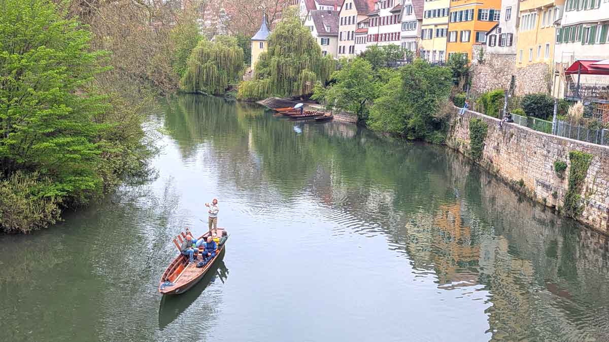 Stocherkahn auf dem Neckar in Tübingen 