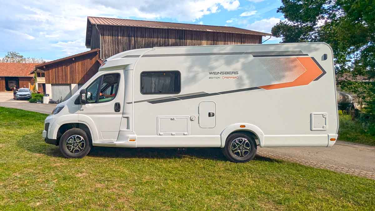Wohnmobil von Weinsberg vor Scheune