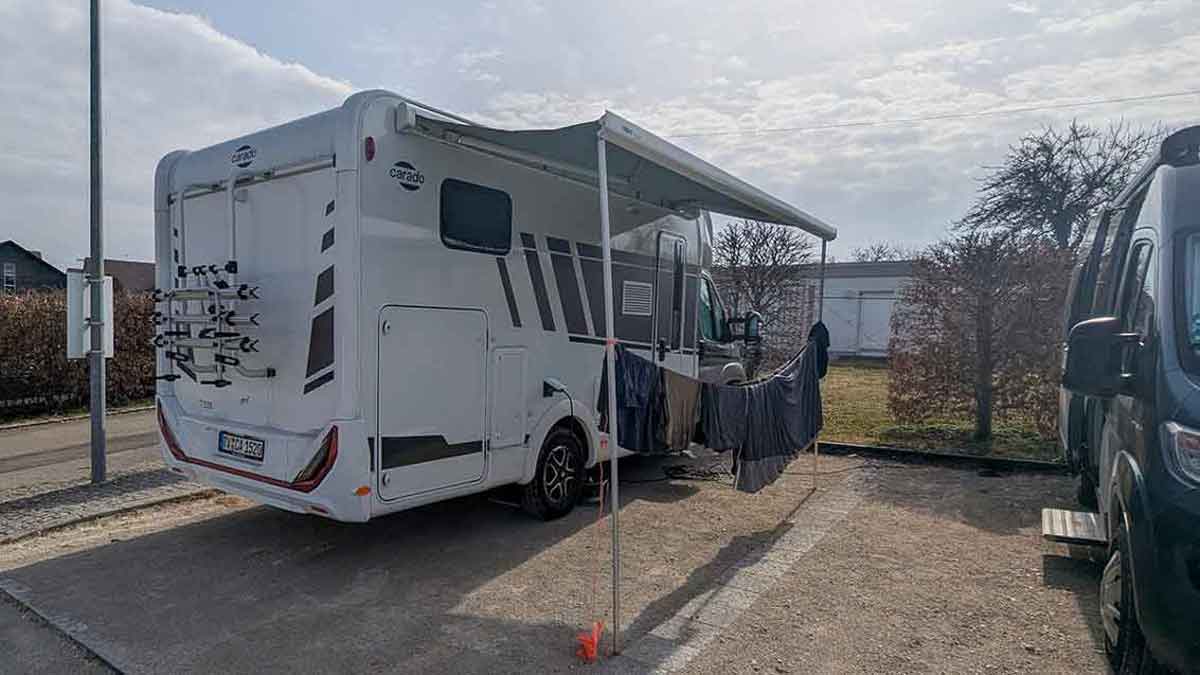 Carado T338 auf Stellplatz mit Wäscheleine