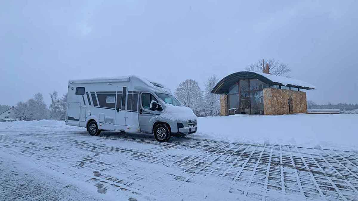 Wohnmobil im Schnee bei Kapelle