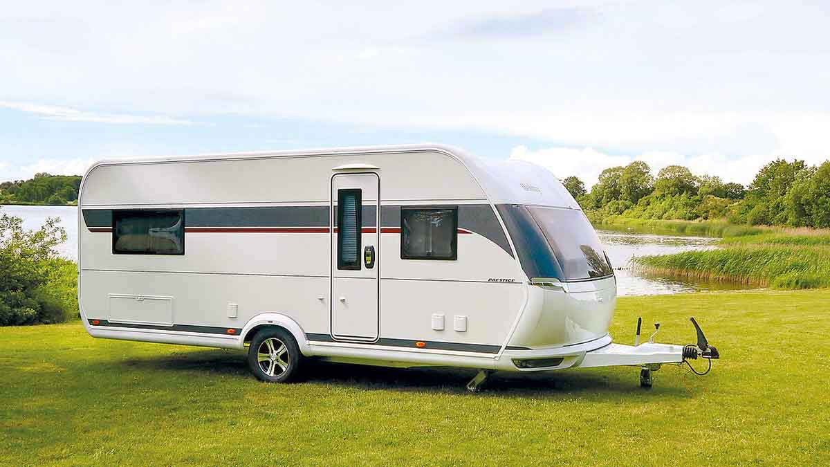 Prestige Caravan auf Wiese am See