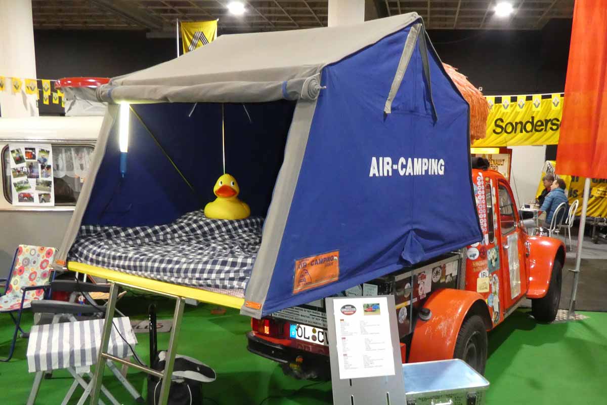 Alte Ente 2 CV als Camper mit Dachzelt