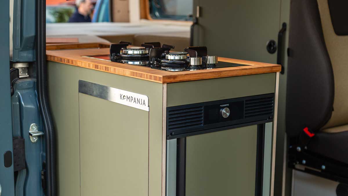 Küchenblock mit Kühlschrank an der Stirnseite