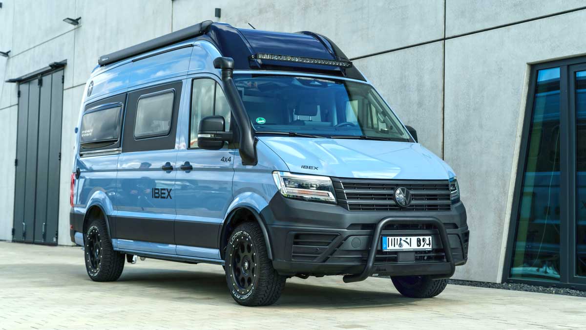 Campervan in Hellblau mit Frontbügel